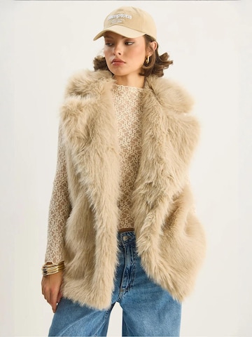Bianco Lucci Vest in Beige: front