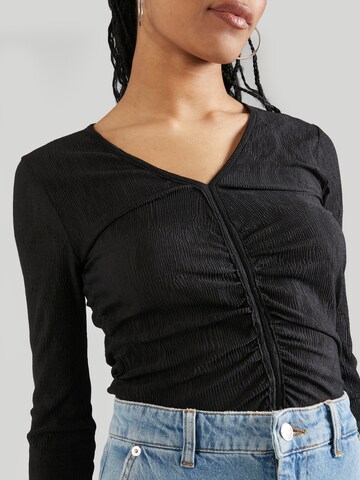 juoda Gina Tricot Marškinėliai 'Lexie'