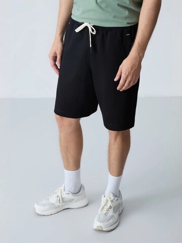 Pantalon Tommy Life en noir : devant