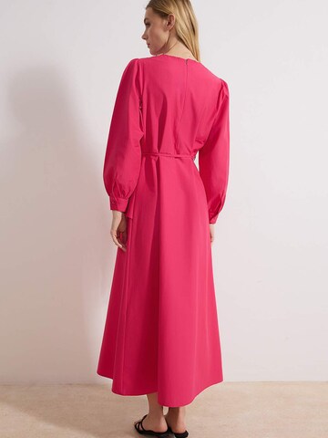 Trendyol Платье в Ярко-розовый