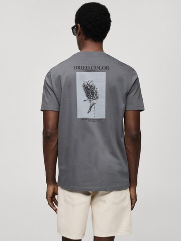 MANGO MAN T-shirt 'FLOWERS' i grå: framsida