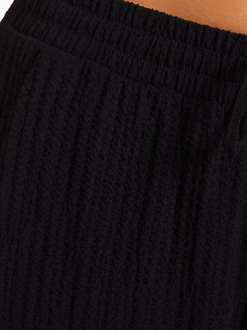Bershka Široke hlačnice Hlače | črna barva