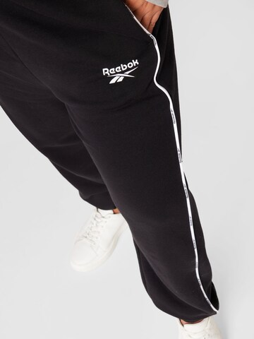 Reebok Tapered Sporthose in Schwarz