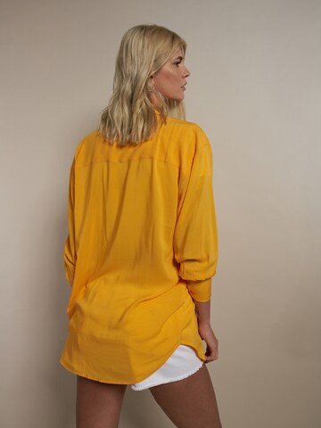 ABOUT YOU x Laura Giurcanu Blouse 'Elaine' in Oranje