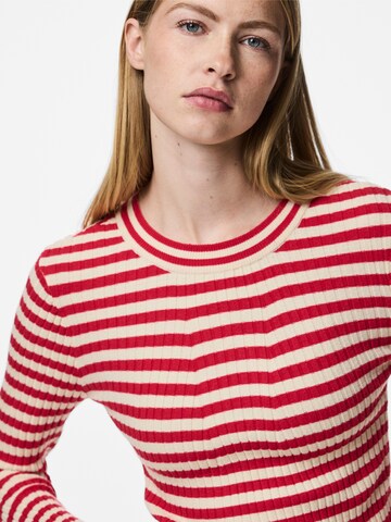 Pull-over 'PCCrista' PIECES en rouge
