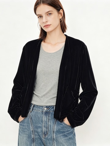 Veste mi-saison 'YOLIGEX Samtjacke Schwarz V-Ausschnitt mit Taschen' yoligex en noir