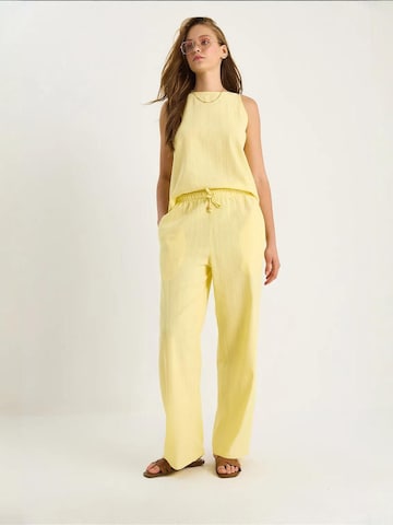 Pantalons de tailleur Bianco Lucci en jaune