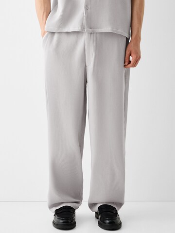 Bershka Loose fit Trousers in Grey: front