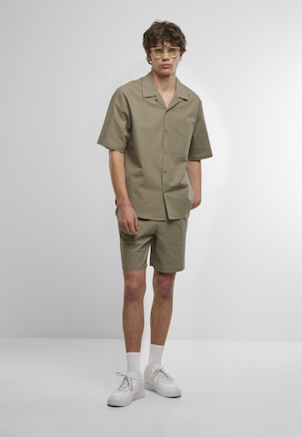Urban Classics Comfort fit Button Up Shirt in Green
