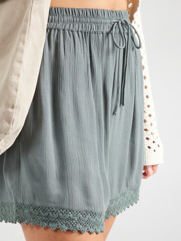 Loosefit Pantaloni 'Dorina' di ABOUT YOU in verde