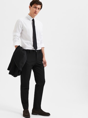 Coupe slim Pantalon à plis 'Liam' SELECTED HOMME en noir