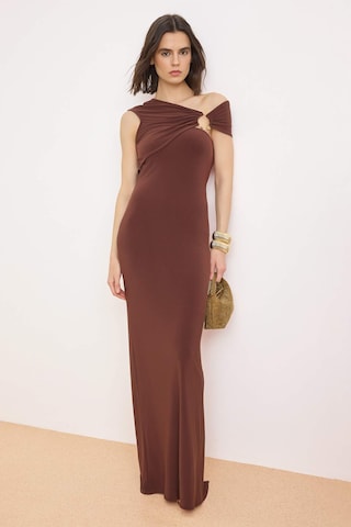 Robe de soirée Trendyol en marron : devant