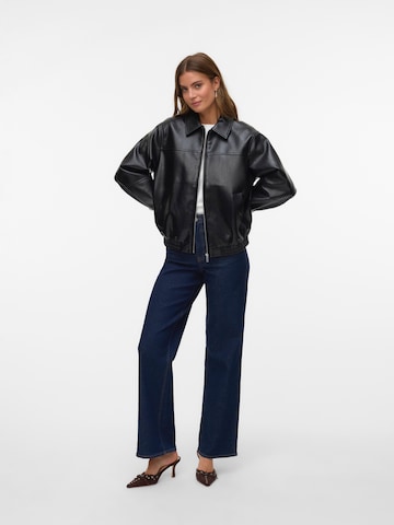 VERO MODA Välikausitakki 'VMTALUA' värissä musta: etupuoli