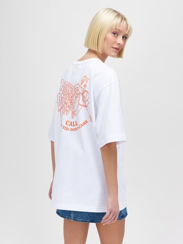 UNFOLLOWED x ABOUT YOU Shirt 'DELIVERY' in White: back