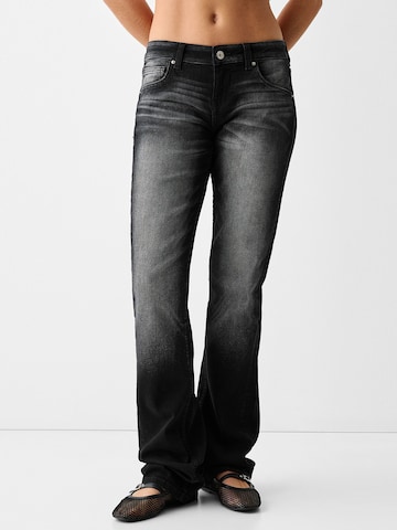 Bershka Regular Jeans in Zwart: voorkant