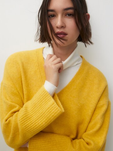 Pull&Bear Sweater in Yellow