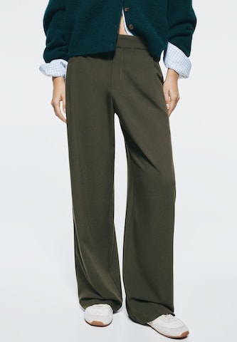 Wide leg Pantaloni cutați de la Pull&Bear pe verde: față