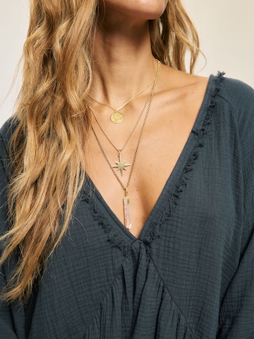 Robe Kamila Šikl en gris