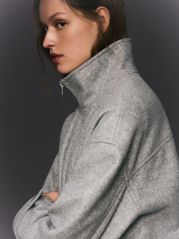 Bershka Преходно яке 'CAZADORA' в сиво