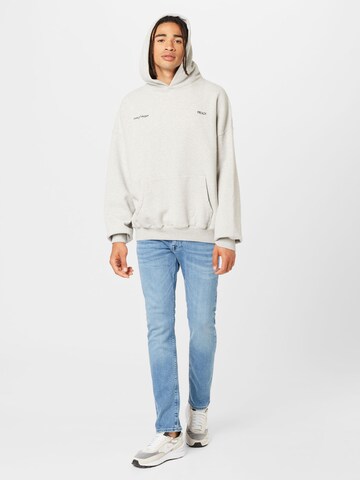 Preach Sweatshirt in Grau