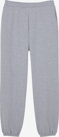 Pantaloni de la Pull&Bear pe gri: față