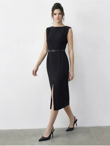 Robe fourreau Bianco Lucci en noir : devant