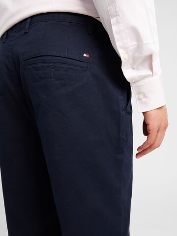 Regular Pantalon chino 'MERCER ESSENTIAL' TOMMY HILFIGER en bleu