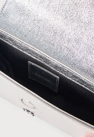 Calvin Klein Taška cez rameno - Strieborná: horná strana