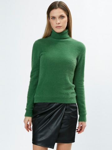 Pullover di Influencer in verde: frontale