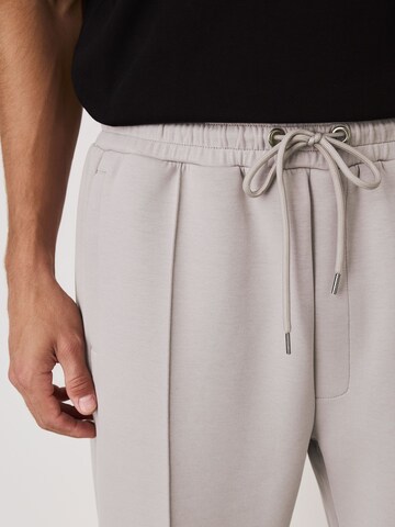 Next Слим Плиссированные брюки в Серый