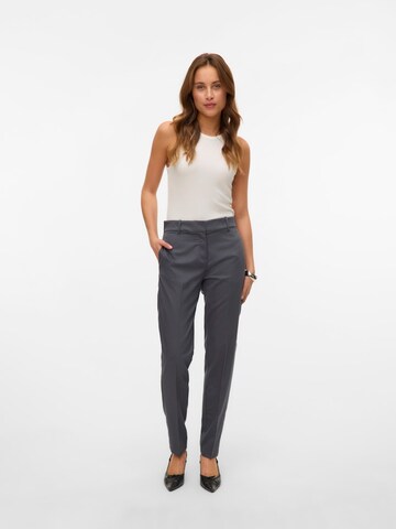 regular Pantaloni con piega frontale 'VMNILA' di VERO MODA in grigio