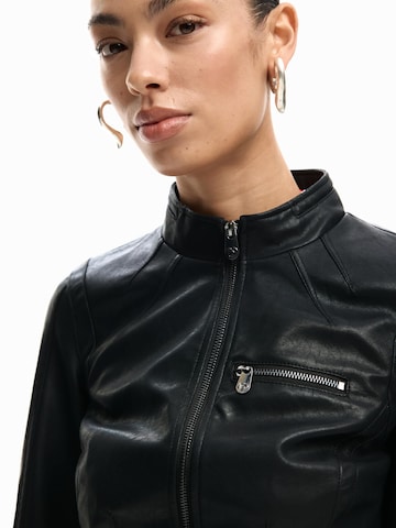 Desigual Välikausitakki värissä musta