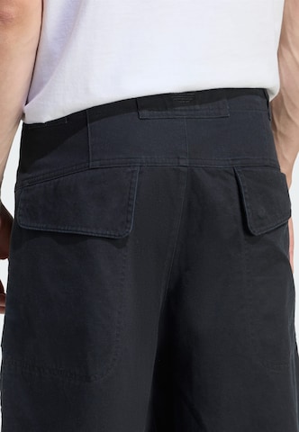 ADIDAS ORIGINALS Loosefit Cargobroek 'Premium Essentials' in Zwart