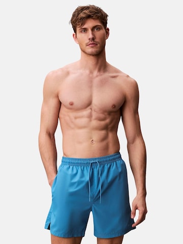 Calvin Klein Badshorts 'CALVIN KLEIN MEDIUM DRAWSTRING Costumi da bagno' i blå: framsida