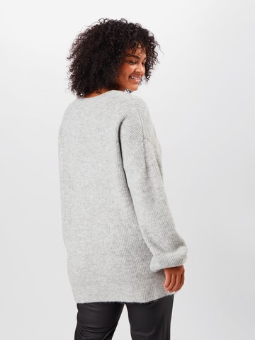 ABOUT YOU Curvy Pullover 'Mina' in Grau