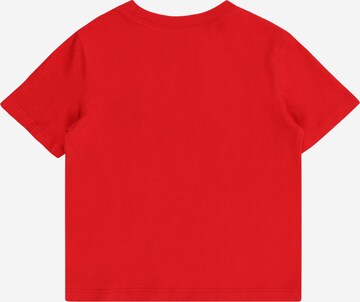 Tricou de la GAP pe roșu