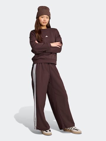 ADIDAS SPORTSWEAR - Camiseta deportiva en marrón: frente