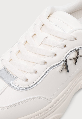 ARMANI EXCHANGE Sneakersy niskie w kolorze biały