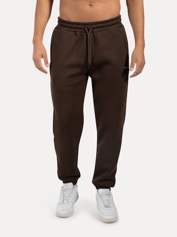 Smilodox Tapered Ilyas Casual Classic Pants in Braun: Vorderseite