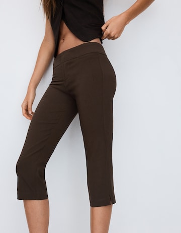 Coupe slim Pantalon Bershka en marron : devant
