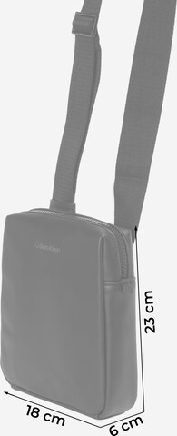 Calvin Klein - Mala de ombro em preto