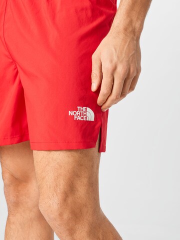 Regular Pantaloni sport de la THE NORTH FACE pe roșu