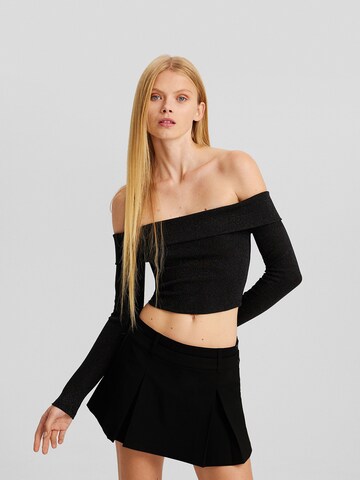 Tricou de la Bershka pe negru: față