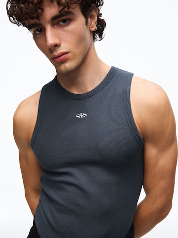 Tricou de la Bershka pe albastru