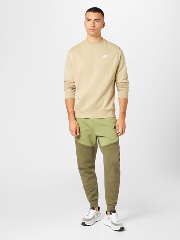 Tapered Pantaloni de la Nike Sportswear pe verde