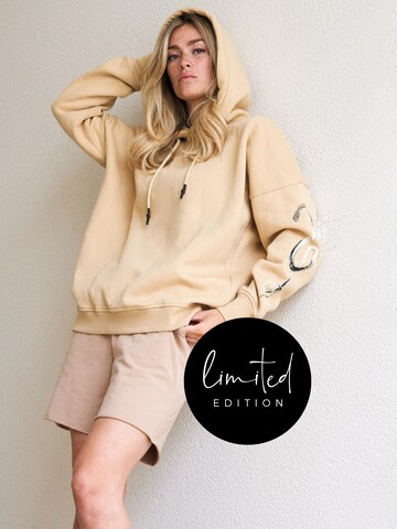 ABOUT YOU Limited Sweatshirt 'Kiki' in Beige: voorkant