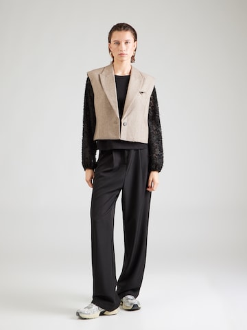 Hailys Футболка 'Pe44rry' в Черный