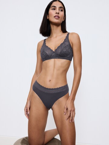 TRIUMPH - Tanga ' Feel of Modal ' en gris