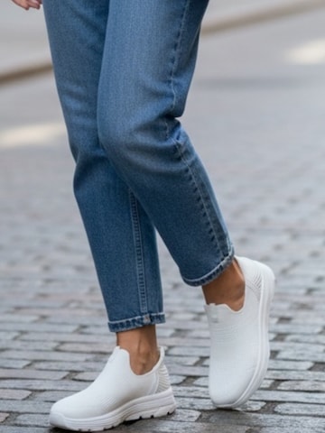 Kumixi Classic Flats 'Sneaker' in White: front