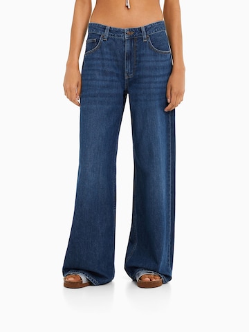 Bershka Wide leg Jeans in Blue: front